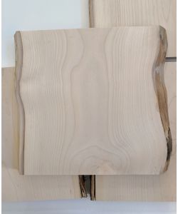 Pezzo vario, in legno massiccio di acero con smussi, larghezza 25-27 cm, altezza 25 cm