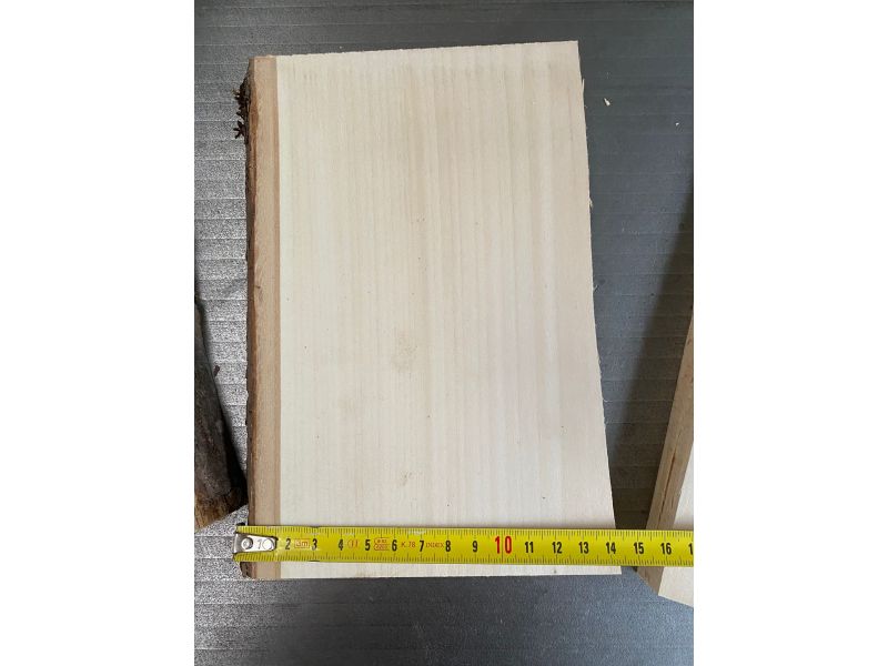Pieza varias, en madera maciza de tilo con biseles o corteza, ancho 10-15 cm, h. 18-22cm