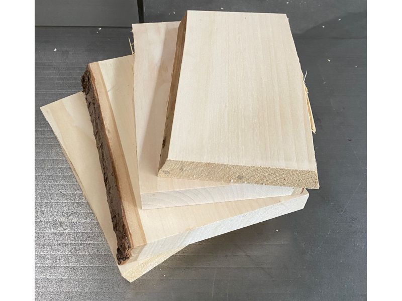 Pezzo vario, in legno massiccio di tiglio con smussi o corteccia, larghezza 10-15 cm, h. 18-22 cm