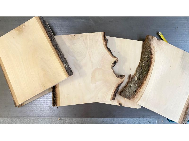 Pezzo vario, in legno massiccio di tiglio con smussi e corteccia, larghezza 27-30 cm, altezza 30 cm