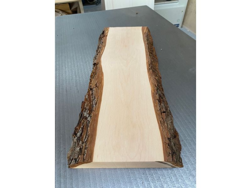 Pieza nica, en madera maciza de ALISO con biseles y corteza, 18x50 cm