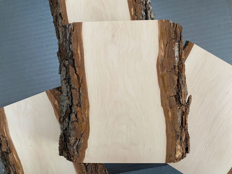 Pezzo vario, in legno massiccio di ONTANO con smussi e corteccia, larghezza 15-20 cm, altezza 20 cm