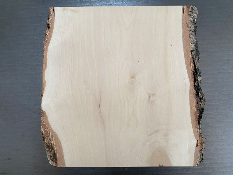 Verschiedenes Stck, aus massivem BIRKENholz mit Fasen und Rinde, Breite 27-30 cm, Hhe 30 cm
