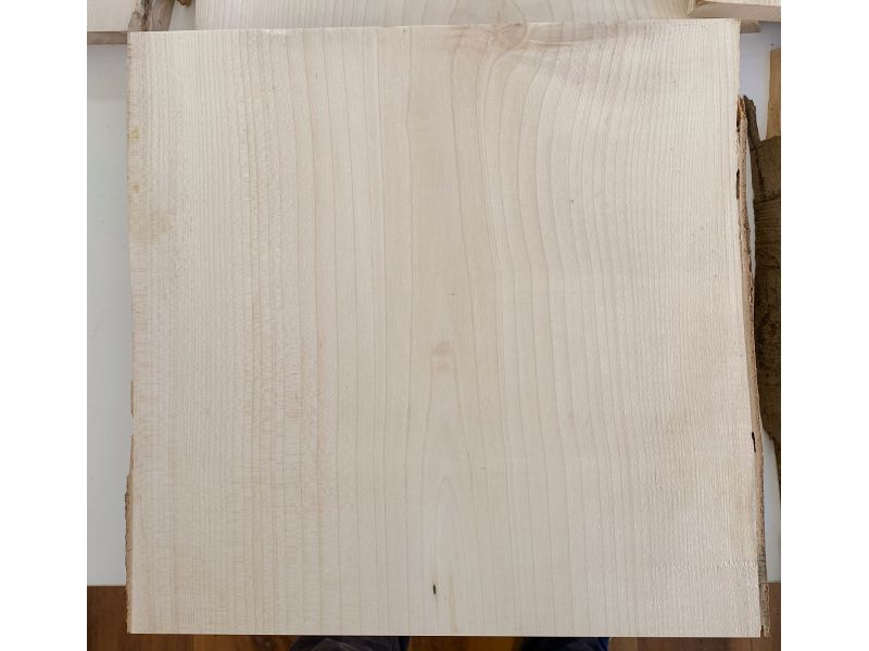 Verschiedenes Stck, aus massivem Ahornholz mit Fasen, Breite 27-30 cm, Hhe 30 cm