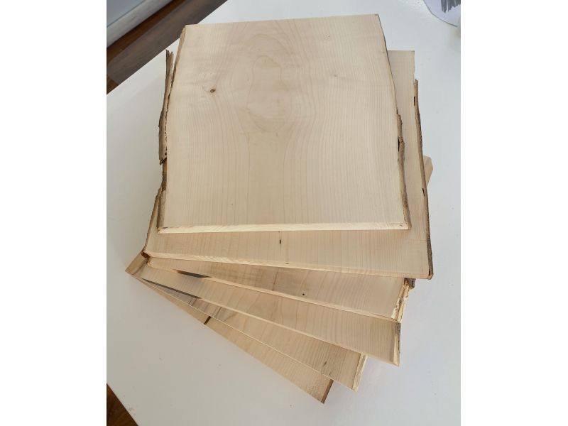 Pezzo vario, in legno massiccio di acero con smussi, larghezza 27-30 cm, altezza 30 cm