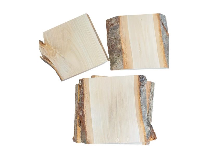 Pezzo vario, in legno massiccio di tiglio con smussi e corteccia, larghezza 15-20 cm, altezza 20 cm