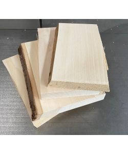 Pezzo vario, in legno massiccio di tiglio con smussi o corteccia, larghezza 10-15 cm, h. 18-22 cm