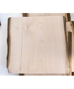 Pieza variada, en madera maciza de arce con biseles, ancho 15-20 cm, alto 20 cm