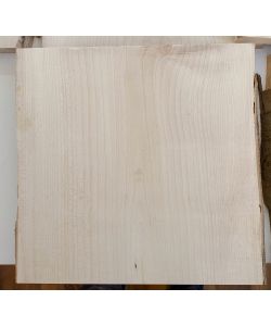 Pieza variada, en madera maciza de arce con biseles, ancho 27-30 cm, alto 30 cm